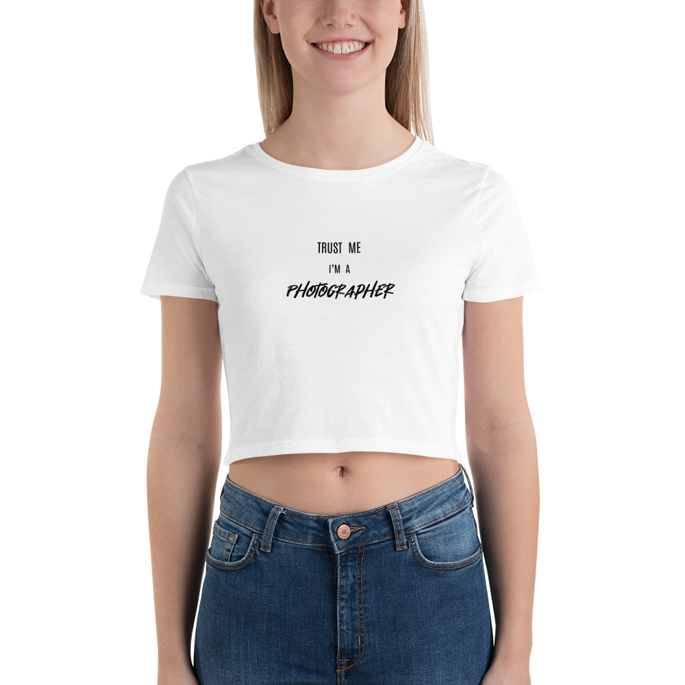 Trust Me I'm A Photographer Women’s Crop Tee (LIGHT)